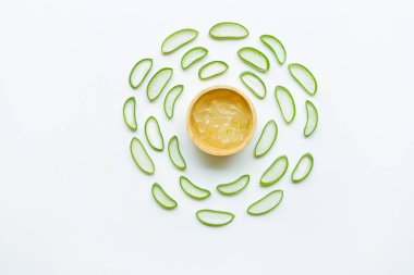 Aloe vera dilimleri üzerinde ahşap kase beyaz arka plan üzerinde izole aloe vera jel ile.
