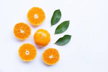 Taze portakal narenciye ile izole üzerinde beyaz arka plan bırakır. Üstten Görünüm