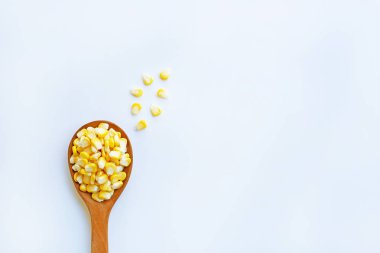 Beyaz arkaplanda mısır