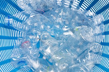 Çöp kovası plastik şişelerde.