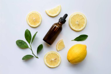 Taze limon limon uçucu yağ üzerinde beyaz bir arka plan ile.