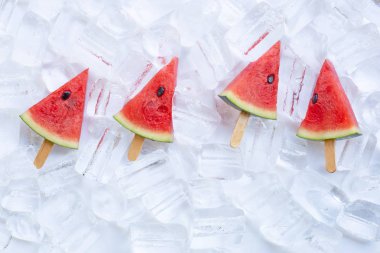 Tatlı karpuz dilimi dondurmayı buz arka plan üzerinde