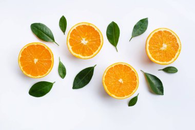 Turuncu meyve ve yaprakları beyaz arka plan üzerinde izole Üstten Görünüm.