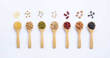 Baklagiller tahta kaşık, beyaz arka plan üzerinde farklı türleri.