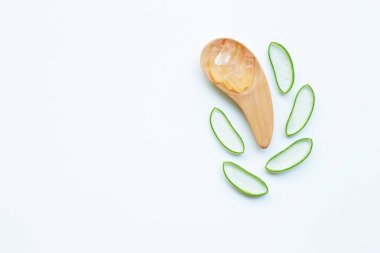 Aloe vera dilimleri ile tahta kaşık beyaz arka plan üzerinde izole üzerinde aloe vera jel.