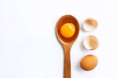 Beyaz arka planda sarısı tavuk yumurta.