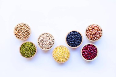 Karışık fasulye, beyaz arka plan üzerinde izole farklı baklagiller.