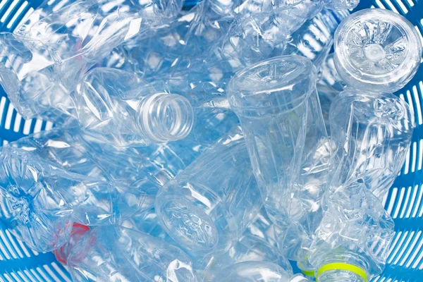 廃棄物のバスケットにプラスチック製のボトル — ストック写真