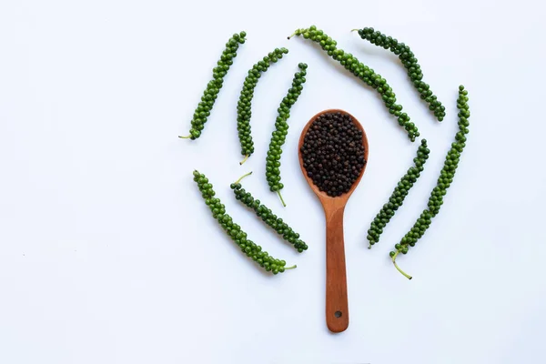 Pimienta Verde Fresca Con Pimienta Negra Sobre Fondo Blanco — Foto de Stock