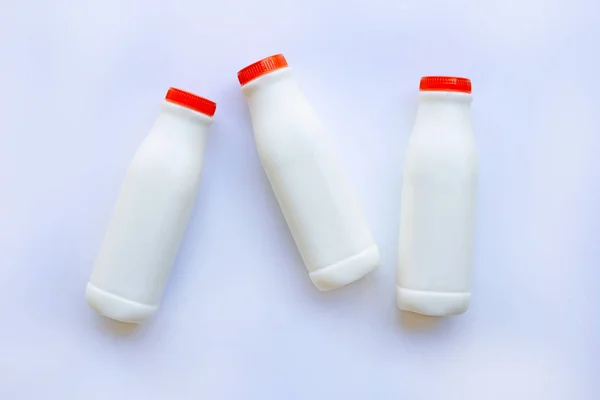 Mjölkflaska Över Vit Bakgrund — Stockfoto