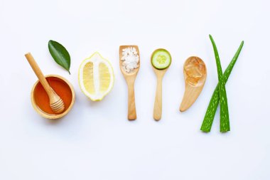 Aloe vera jel, limon, salatalık, tuz, tatlım. Beyaz zemin üzerine ev yapımı cilt bakımı için doğal maddeler. 