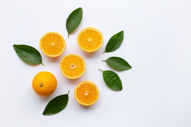 Portakal ve beyaz zemin üzerine yeşil yaprakları.