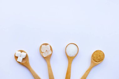 Beyaz zemin üzerinde çeşitli şeker türleri.