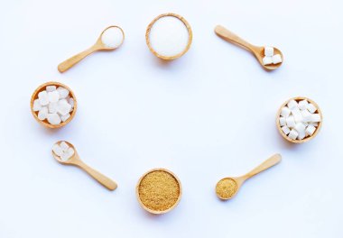 Beyaz zemin üzerinde çeşitli şeker türleri.