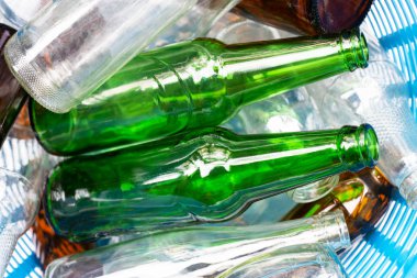 Mavi çöp kutusu cam şişelerde.