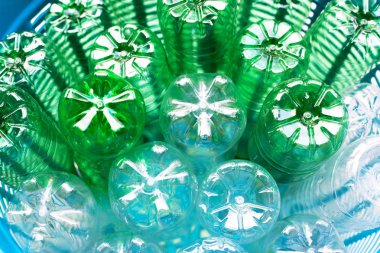 Mavi çöp kovası plastik şişelerde.