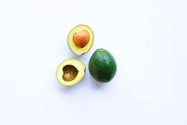 Beyaz arka planda avokado. Boşluğu kopyala
