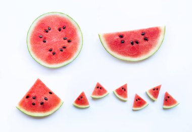 Beyaz arka planda izole edilmiş karpuz dilimleri, üst görünüm