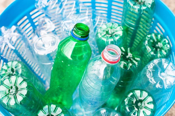 Πλαστικά Μπουκάλια Στο Μπλε Καλάθι Αποβλήτων — Φωτογραφία Αρχείου