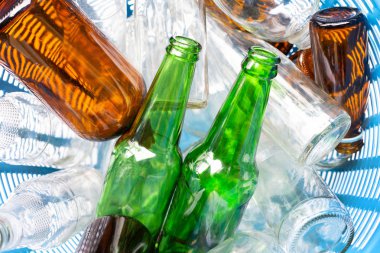 Mavi çöp kutusu cam şişelerde.