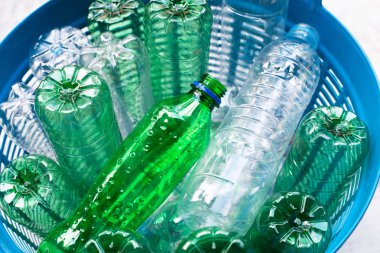 Mavi çöp kovası plastik şişelerde.