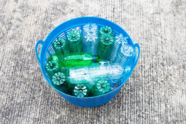 Mavi çöp kovası plastik şişelerde.
