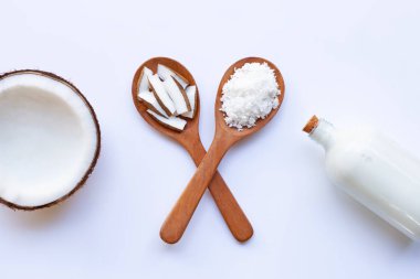 Beyaz zemin üzerine Hindistan cevizi sütü ile yarım Hindistan cevizi.