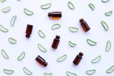 Şişe ile Aloe vera dilim beyaz üzerine temel yağlar