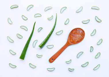 Aloe vera taze yaprakları dilimleri ve aloe vera ile tahta kaşık jel. beyaz bitti izole