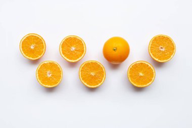Beyaz arka planda taze turuncu turunçgil meyvesi