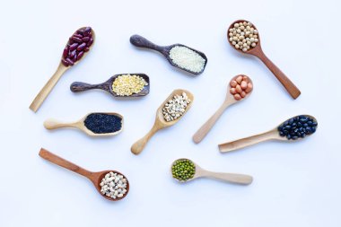 Karışık fasulye, beyaz arka plan üzerinde izole farklı baklagiller.