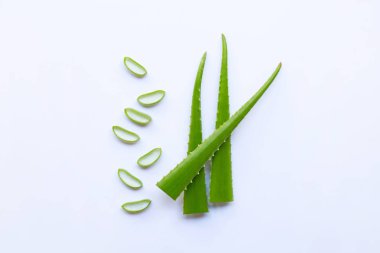 Beyaz arka plan üzerinde dilimleri ile Aloe Vera yaprağı kes. Kopya alanı