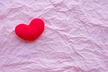 Sevgililer kalp pembe buruşuk Kağıt arka plan üzerinde. Üstten görünüm