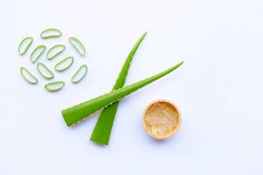 Aloe vera ve aloe vera jel ahşap kase beyaz arka plan üzerinde izole dilimlerle.