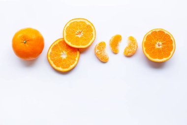 Beyaz arka plan üzerinde taze portakal Narenciye meyve. Kopya alanı