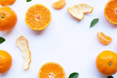 Beyaz zemin üzerine yeşil yaprakları ile taze portakal Narenciye meyve. Kopya alanı