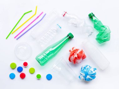 Beyaz arka plan üzerinde plastik atık üzerinde. Üstten görünüm