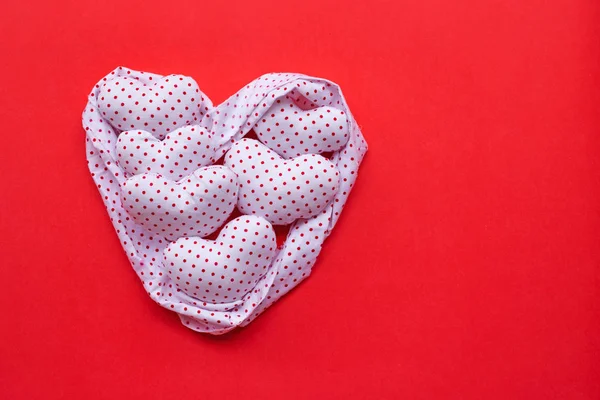 Kırmızı noktalar beyaz kalp şeklindeki, Valentine's kalpler kırmızı zemin üzerine kopya alanı görünümüyle Top