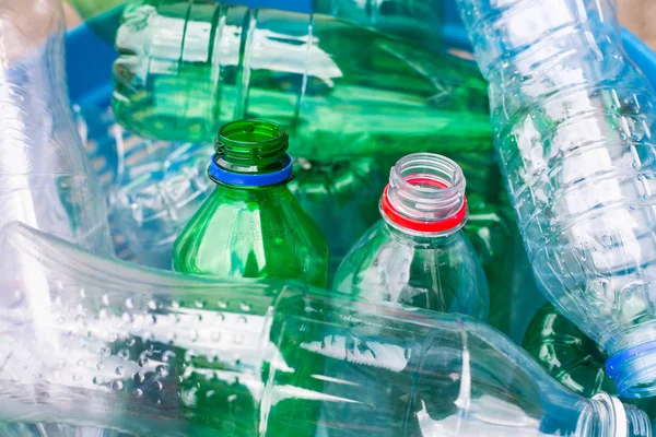 Mavi çöp kovası plastik şişelerde.