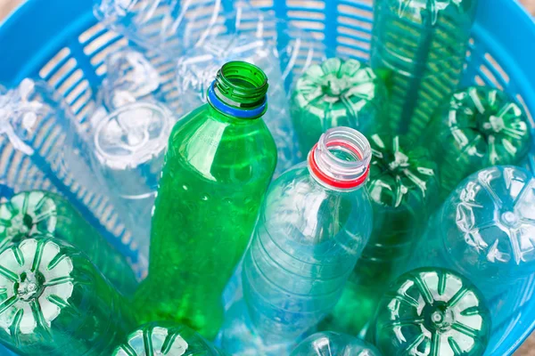 Plastové Lahve Modré Odpadkový Koš — Stock fotografie