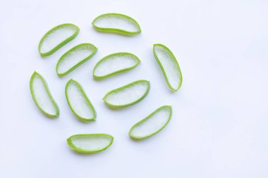 Aloe vera dilimler beyaz arka plan üzerinde. Kopya alanı