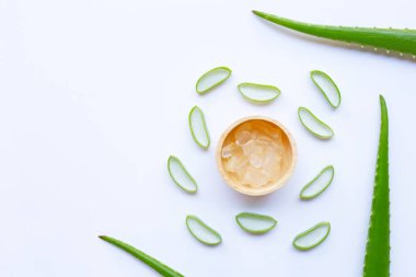 Aloe vera yaprakları ve beyaz arka plan üzerinde ahşap kase aloe vera jel ile dilim. Kopya alanı