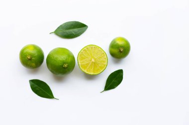 Beyaz zemin üzerine yeşil yaprakları ile olgun limes.