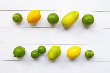 Olgun limon ve limes Beyaz ahşap zemin üzerinde.