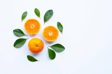 Beyaz zemin üzerine yeşil yaprakları ile taze portakal Narenciye meyve.