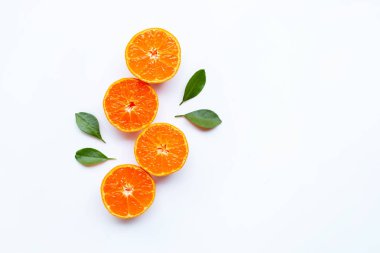 Turuncu meyveler ve beyaz zemin üzerine yeşil yaprakları. Kopya alanı