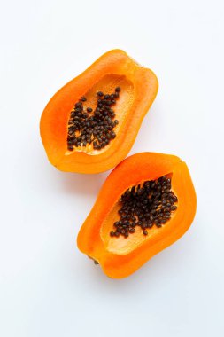 Beyaz bir arka plan üzerinde Papaya meyve.
