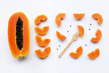 Beyaz arka planda Papaya meyvesi. Üst görünüm