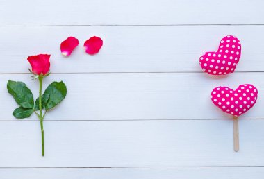 Beyaz ahşap için Sevgililer günü arka plan üzerinde mavi kalpler olan gül.
