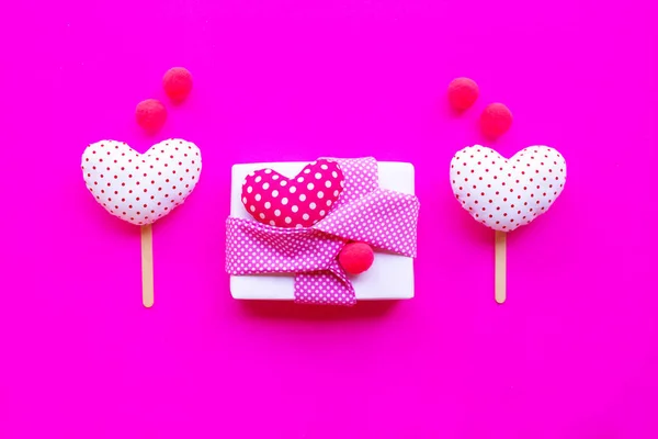 Doos Van Gift Met Valentijnsdag Hart Roze Achtergrond Bovenaanzicht — Stockfoto